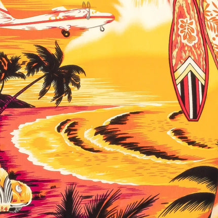 Detail vom Hemd: Wellen am Strand mit Surfbrett, Palmen und Flugzeugmotiv