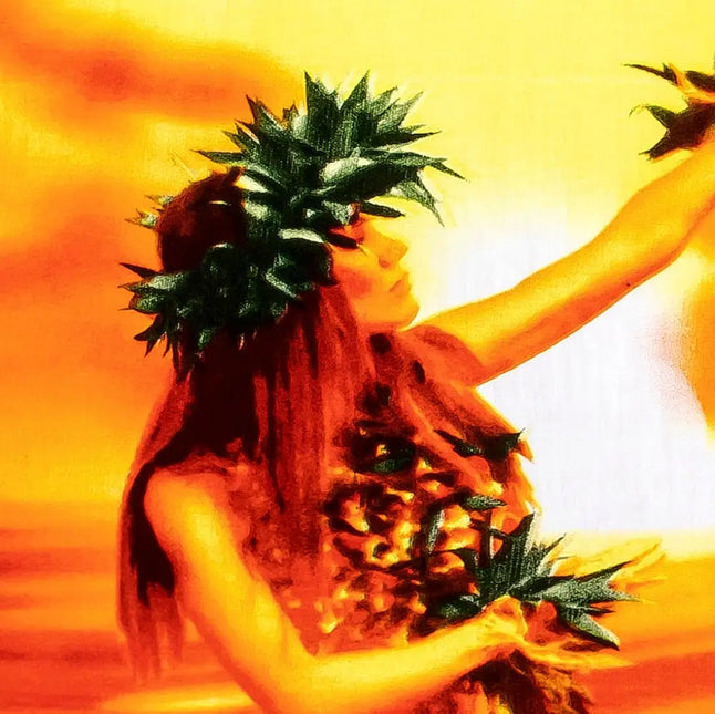 Schwarzes Hemd mit Nahaufnahme des Hawaii-Motivs einer Tänzerin