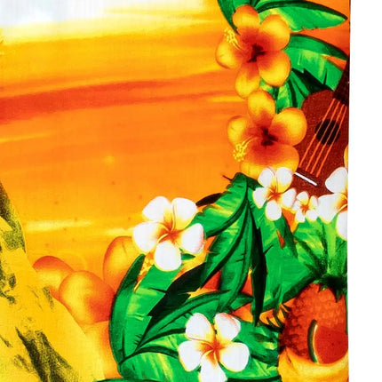 Hemd-Detail mit weißen Blüten und gelben Früchten am grünen Blattkranz