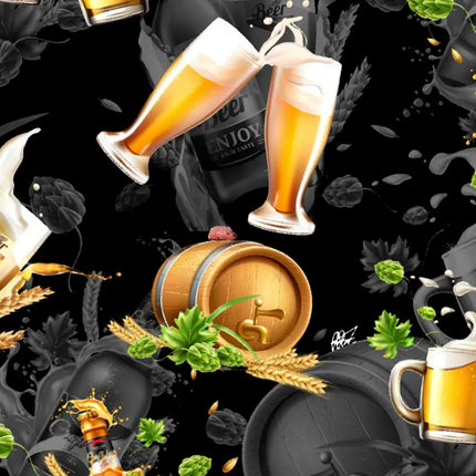 Nahaufnahme: Bierglas-Paar, goldener Schaum, Dose mit Kleeblättern auf schwarzem Stoff