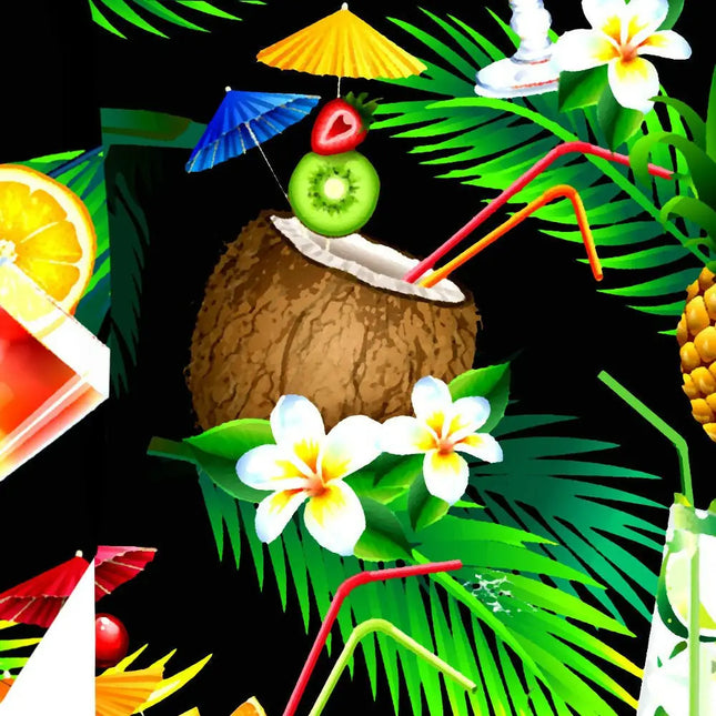 Nahaufnahme vom Hemdmuster: Kokosnuss, Kiwi, Strohhalme und Blumen auf dunklem Grund.