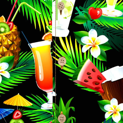 Nahaufnahme vom Hemdmuster: Cocktailgläser, Palmenblätter und Blumen mit Kokosnuss.