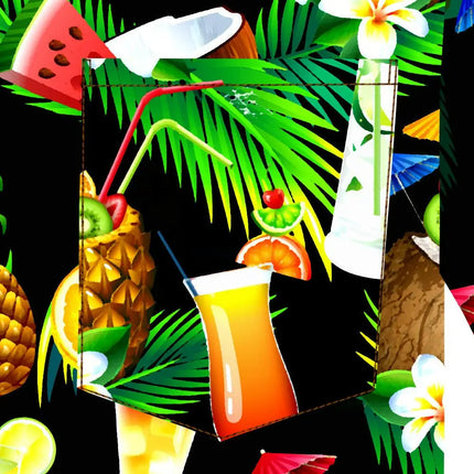 Nahaufnahme vom Hemdmuster: Cocktailglas, Wassermelone, Kokosnuss, Palmenblätter und Kiwi.