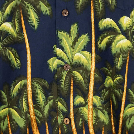Detailansicht Hawaihemd mit Knöpfen und Palmen-Print auf dunkelblauem Stoff