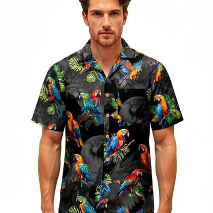 Kurzarm-Hemd am Model: schwarzer Stoff mit bunten Papageien und tropischen Blättern