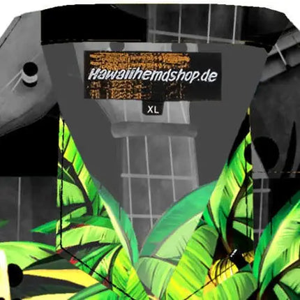 Interior del cuello: etiqueta y palmeras verdes en el estampado