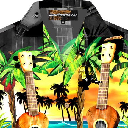 Vista de camisa hawaiana para hombre: ukeleles entre hojas de palmera, estampado tropical amarillo y verde
