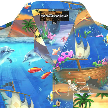 Hawaiihemd-Detail mit Kragen und Markenaufdruck, Delfine, Boote und Korallen im Muster