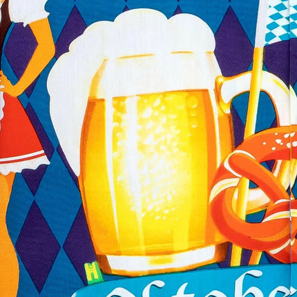 Nahaufnahme: Bierkrüge im gelben Schaum vor blauem-lila Rautenmuster