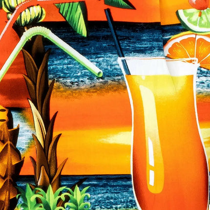 Nahaufnahme des Hemddrucks mit Cocktails und Pflanzenmotiven in Orange und Blau