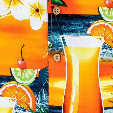 Detailansicht vom farbenfrohen Hemdprint mit Flaschen, Eisgetränk und Blumen