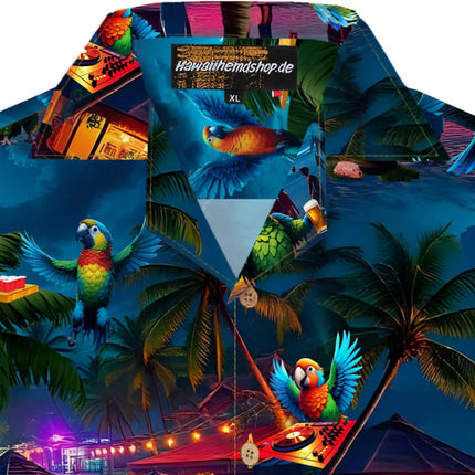 Hawaiihemd im Gesamtdesign: bunte Papageien, Palmen und Partyhütte auf Blau