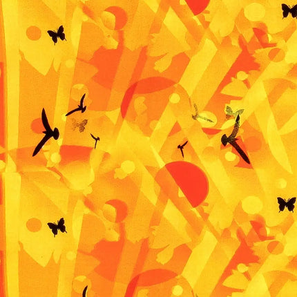 Detalle de la tela en tonos amarillo y naranja, con mariposas, formas coloridas y siluetas