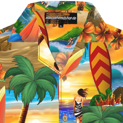 Bunt bedrucktes Kurzarmhemd mit Surfszene, Surfbrettern, Palmen und Blumenmuster