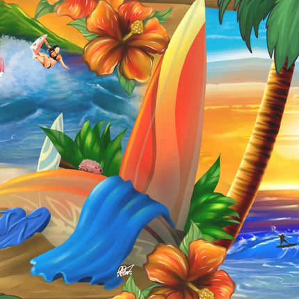 Motivdetail: blaue Surfbretter, orange Blumen, Palmen und Meer im bunten Hemdprint