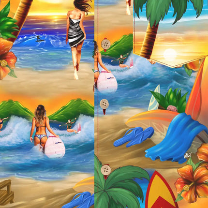 Close-up vom bunten Kurzarmhemd: Surfer, Palmen, Ozean und Surfbretter
