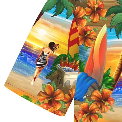 Nahaufnahme eines bedruckten Kurzarmhemds mit Surfmotiv, Palmen und orangefarbenen Blumen