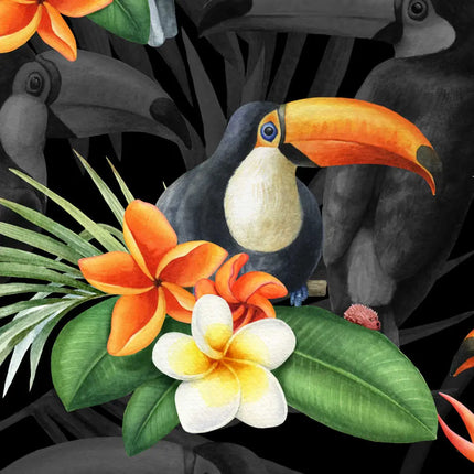 Dettaglio del tessuto: tucano dal becco arancione, fiori arancioni e foglie verdi su fondo nero
