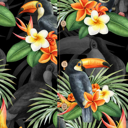 Dettaglio del tessuto: ritratti di tucani e fiori arancioni e bianchi su stampa tropicale nera
