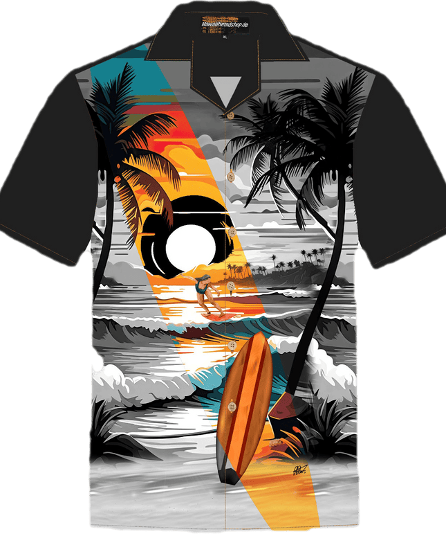 Herren Hawaiihemd 'Dark Beach Night' in Größe 8XL mit tropischem Strandmotiv, Palmen und Surfer-Design. Aus 100% Baumwolle mit Kokosnussknöpfen.